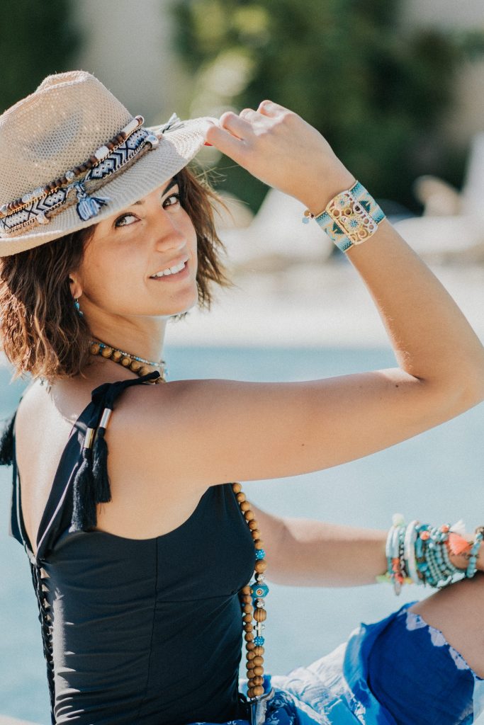 Marie K maillot de bain chapeau bijoux