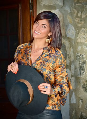 Marie K Chemise et chapeau Amenapih Boucles d'oreilles Hypnochic