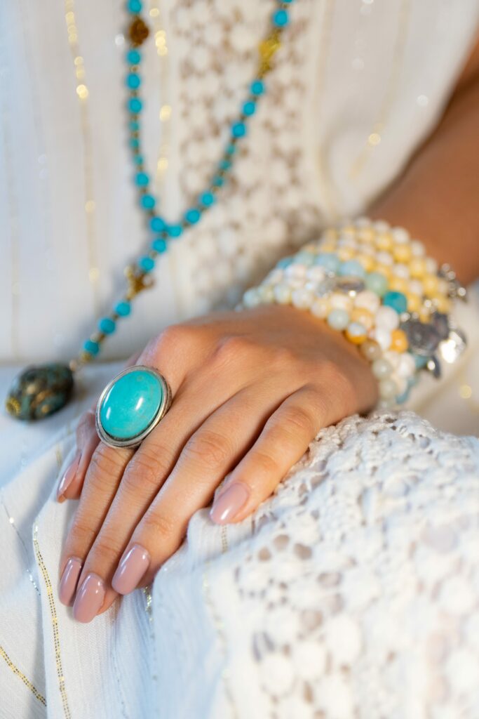 Marie K bague, bracelet Blow, Collier T’as vu la vierge